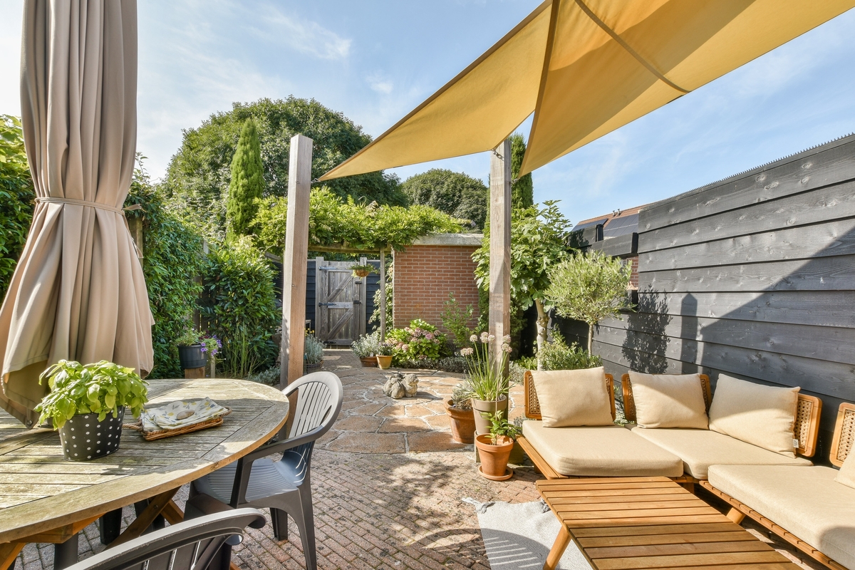 Češi začali ze zahrad odstraňovat klasické pergoly. Nový trend pro rok 2026 je mnohem praktičtější