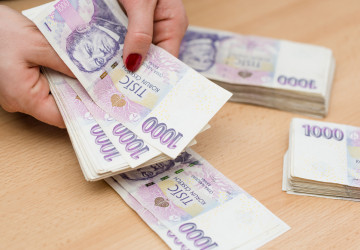 Mnoho seniorů neví, že mají nárok na příspěvek od státu. Mnoho seniorů neví, že mají nárok na příspěvek od státu.