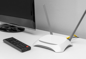 Všichni mají Wi-Fi router v obýváku u televize Všichni mají Wi-Fi router v obýváku u televize