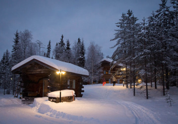 Tradiční finské dřevostavby drsné zimě odolávají překvapivě úspěšně. 