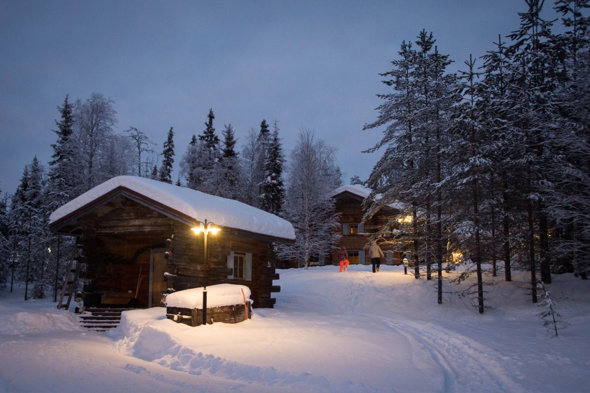 Tradiční finské dřevostavby drsné zimě odolávají překvapivě úspěšně. 