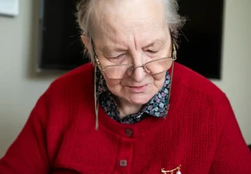 Důchodci starší osmdesáti let získají od státu peníze navíc. Důchodci starší osmdesáti let získají od státu peníze navíc.