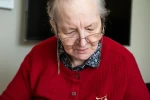 Důchodci starší osmdesáti let získají od státu peníze navíc. Důchodci starší osmdesáti let získají od státu peníze navíc.