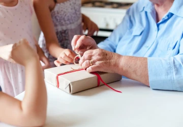 Část vánočních dárků pro seniory může proplatit pojišťovna Část vánočních dárků pro seniory může proplatit pojišťovna