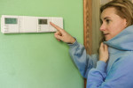 Programovatelné a chytré termostaty umožňují nastavit odlišné teploty pro denní režim, spánek i dobu vaší nepřítomnosti.