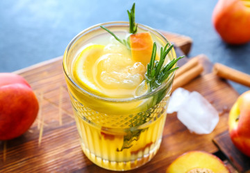 Domácí limonáda z broskví a rozmarýnu 