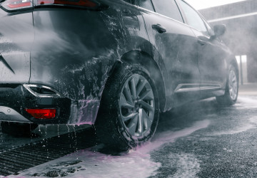 Řidiči dělají při mytí auta v zimě zásadní chybu a ničí si lak 