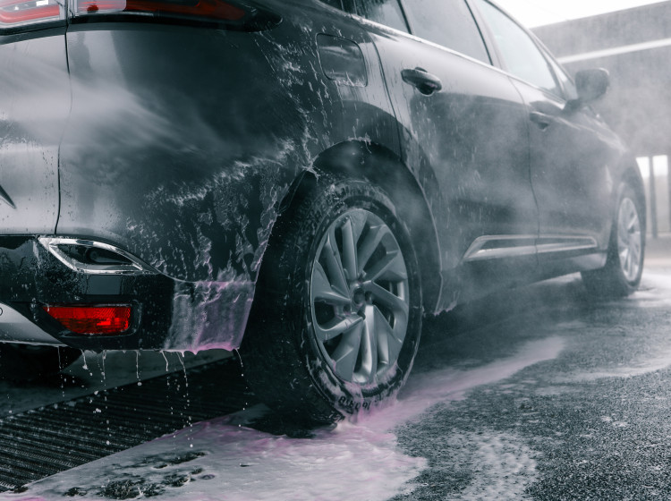 Řidiči dělají při mytí auta v zimě zásadní chybu a ničí si lak 