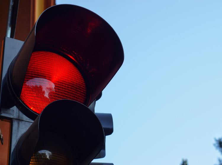 Stání na semaforech zbytečně prodlužuje zpoždění spojů MHD