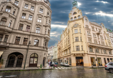 Bydlení v památkových zónách přináší majitelům řadu omezení – například běžná výměna oken či oprava fasády vyžaduje souhlas památkářů.