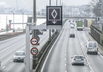 Značka má podobu bílého kosočtverce na modrém pozadí Značka má podobu bílého kosočtverce na modrém pozadí