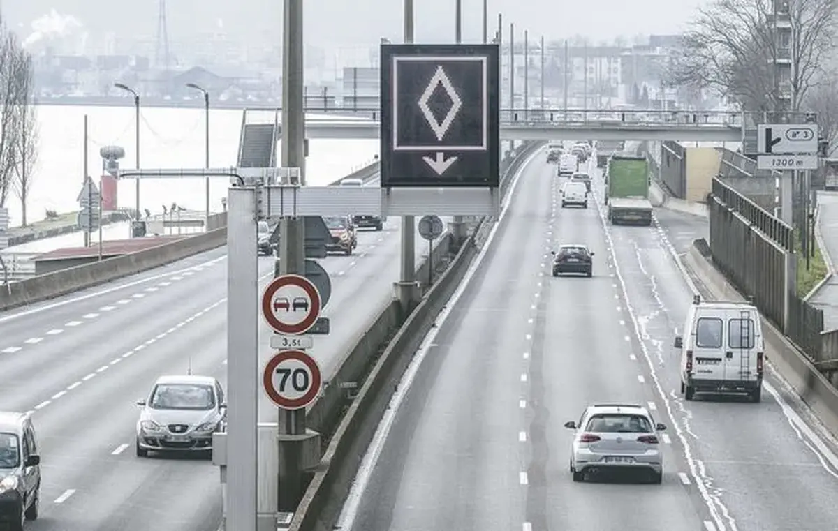 Značka má podobu bílého kosočtverce na modrém pozadí