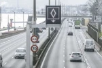 Značka má podobu bílého kosočtverce na modrém pozadí