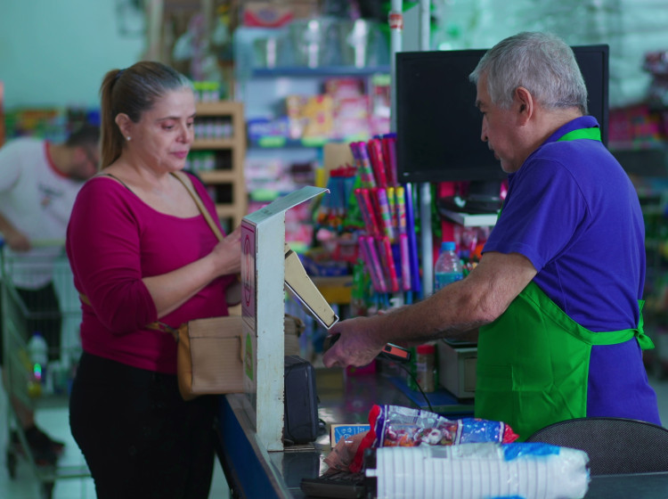 Za pokladnou v supermarketu stále častěji potkáte lidi v důchodovém věku Za pokladnou v supermarketu stále častěji potkáte lidi v důchodovém věku