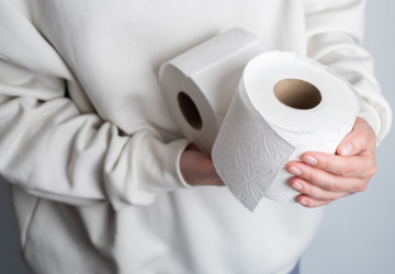 Na tento trik budete potřebovat celou roli toaletního papíru