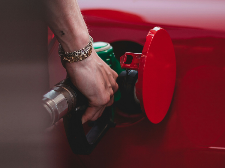 Konec spalovacích motorů v EU k roku 2035 zpochybňuje i šéf největší evropské automobilky