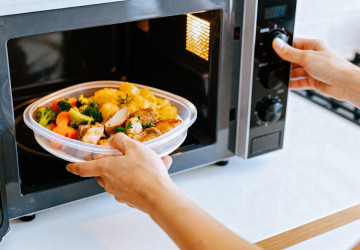 Nerovnoměrné ohřívání jídla je u mikrovlnek běžnou praxí. Nerovnoměrné ohřívání jídla je u mikrovlnek běžnou praxí.