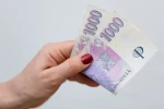 Vláda chce každému seniorovi přidat 2 000 korun