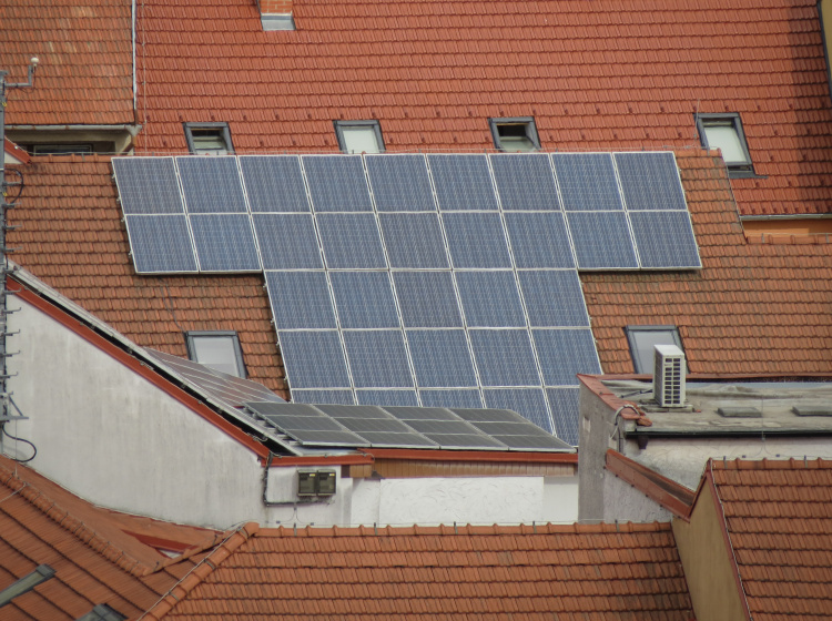 Jak (chytře) investovat do fotovoltaiky v družstvu nebo SVJ?