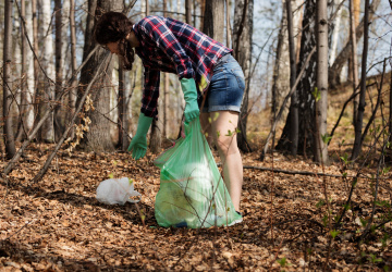 Dobrovolnice při úklidu odpadu v lese