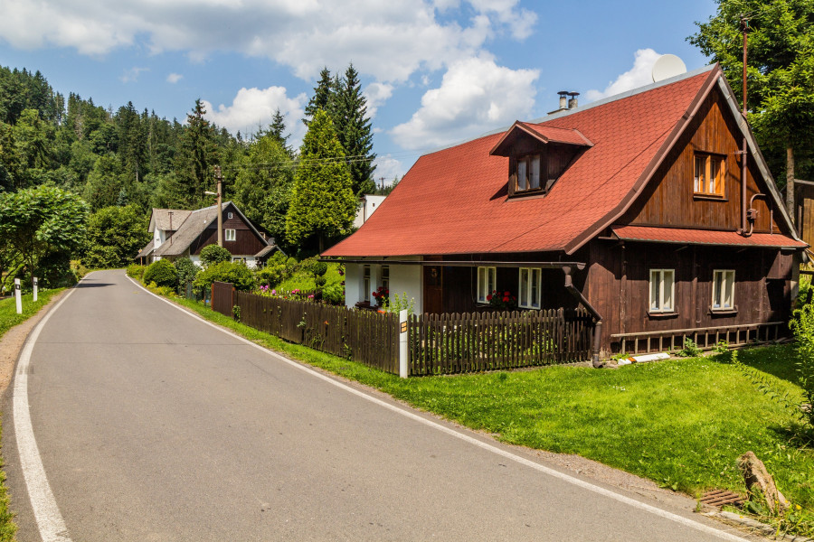 Podomní prodejci často cílí na menší obce, kde mají lidé horší povědomí o energetických právech.