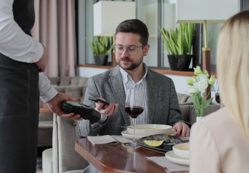 Část hostů si všímá, že chování personálu se výrazně změní ve chvíli, kdy nedáte dostatečně štědré spropitné. Část hostů si všímá, že chování personálu se výrazně změní ve chvíli, kdy nedáte dostatečně štědré spropitné.