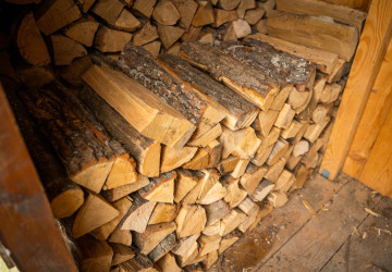 Topení dřevem je velmi oblíbené. 