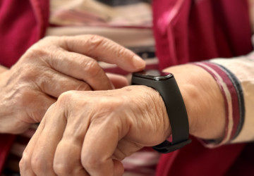 Nový chytrý náramek je nejlepší pomocník pro seniory. Sám zavolá pomoc v případě nevolnosti nebo pádu