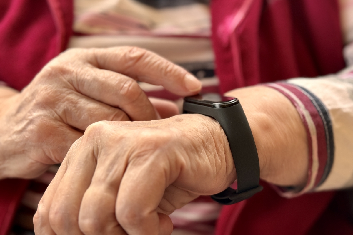 Nový chytrý náramek je nejlepší pomocník pro seniory. Sám zavolá pomoc v případě nevolnosti nebo pádu
