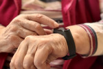 Nový chytrý náramek je nejlepší pomocník pro seniory. Sám zavolá pomoc v případě nevolnosti nebo pádu