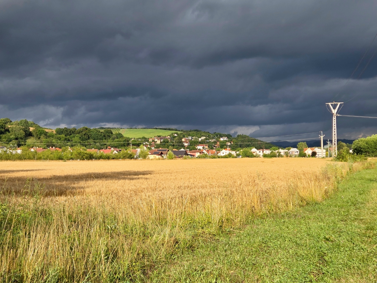 Obloha nad Českem může během hodin výrazně potemnět. Ve hře jsou i nebezpečné supercely