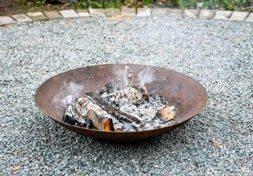 Některé domácnosti sází na zahradě na obdobu grilu, která však potěší hlavně oči.
