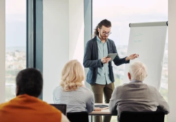 Vláda škrtá miliardy, kvůli nimž může pracovní trh narazit