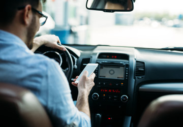 Nový systém silničních kontrol odhalí řidiče, kteří používají mobil za volantem