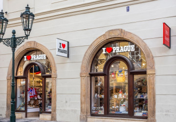 V Praze se prodávají suvenýry, které s Českém nemají nic společného V Praze se prodávají suvenýry, které s Českém nemají nic společného