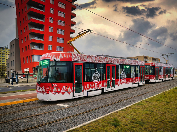 Kde letos potkáte nejkrásnější vánoční tramvaj?