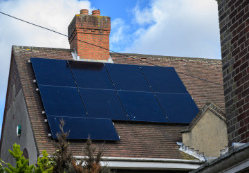 Zkušenosti čechů se solarními panely na střeše není tak růžová, jak si úřady myslely. Plno lidí rozhodnutí lituje