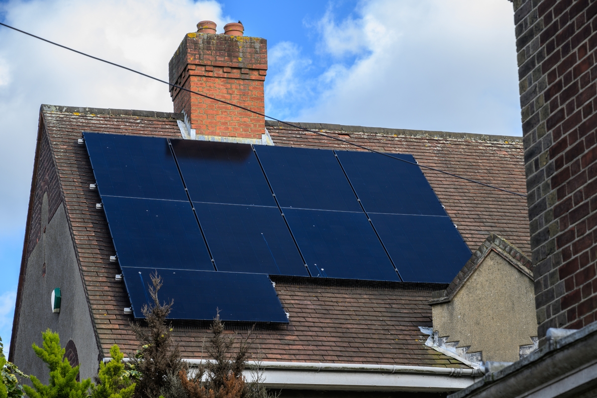 Zkušenosti čechů se solarními panely na střeše není tak růžová, jak si úřady myslely. Plno lidí rozhodnutí lituje