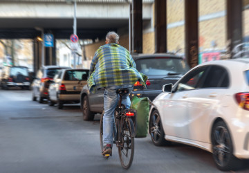Cyklisté nepoužívají ochranné přilby a tím riskují svůj život.