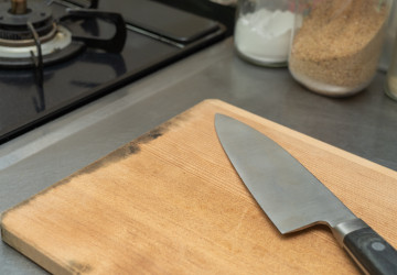 Tahle jednoduchá metoda vám nabrousí nůž ostřeji než profesionální bruska Tahle jednoduchá metoda vám nabrousí nůž ostřeji než profesionální bruska