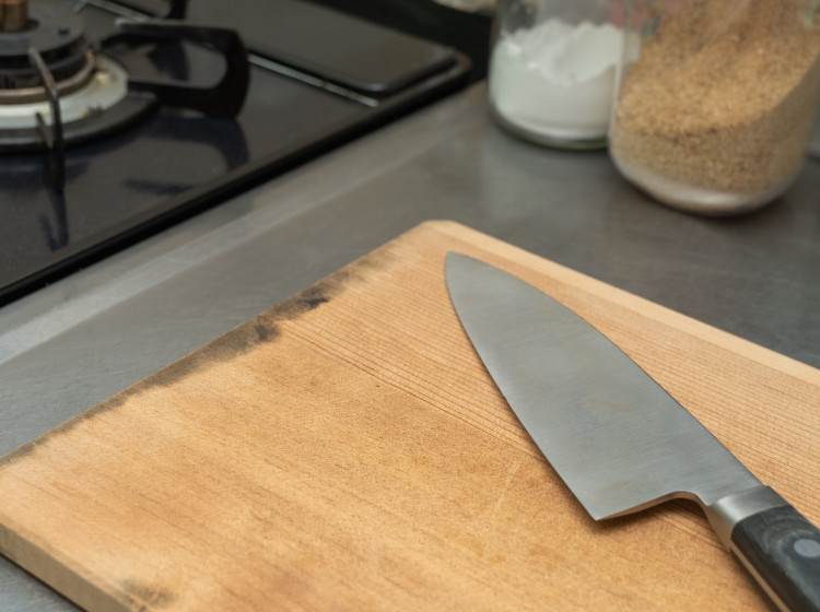 Tahle jednoduchá metoda vám nabrousí nůž ostřeji než profesionální bruska