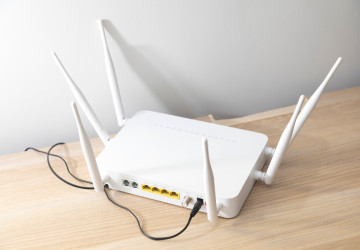 Rozmístění nábytku a stavební materiál stěn mohou mít na sílu Wi-Fi signálu někdy větší vliv než samotný tarif připojení.