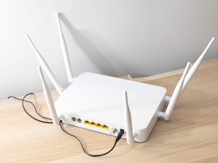Rozmístění nábytku a stavební materiál stěn mohou mít na sílu Wi-Fi signálu někdy větší vliv než samotný tarif připojení.