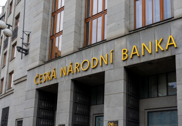 Objem online plateb v Česku každoročně roste o miliardy korun, což nutí banky neustále posilovat bezpečnostní systémy.