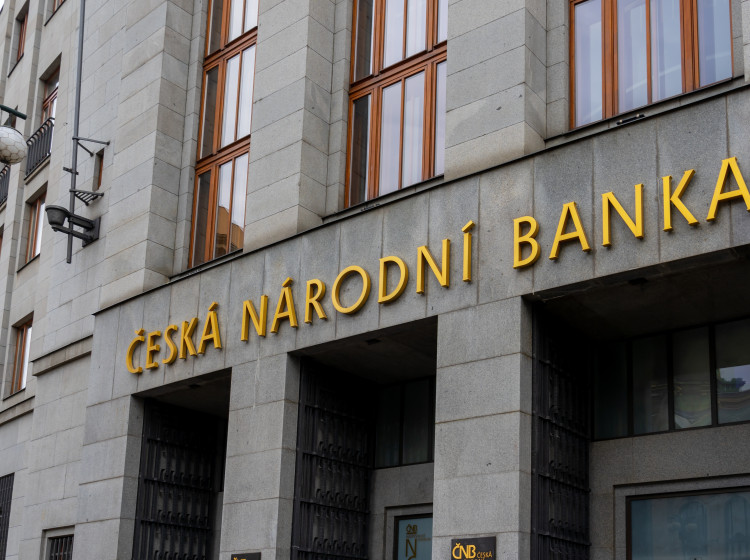 Objem online plateb v Česku každoročně roste o miliardy korun, což nutí banky neustále posilovat bezpečnostní systémy.