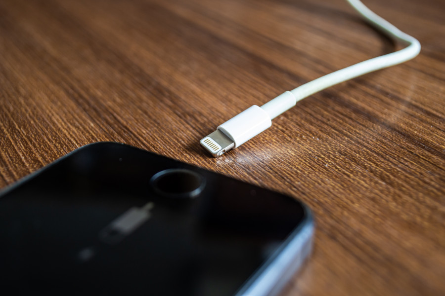 Změna se týká například starších typů telefonů iPhone s Apple Lightning nabíjením.