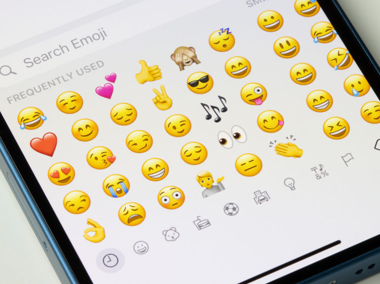 Emoji lidé milují. V některých zemích je lze umístit i na SPZ.
