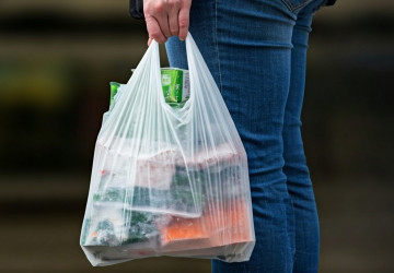 Plastové tašky omezuje či zcela zakazuje čím dál více zemí. 