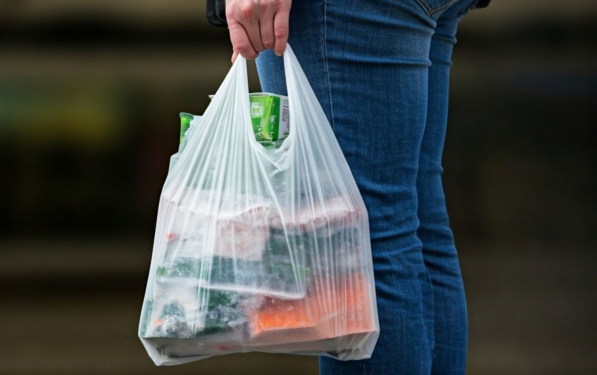 Plastové tašky omezuje či zcela zakazuje čím dál více zemí. 