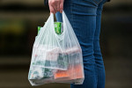 Plastové tašky omezuje či zcela zakazuje čím dál více zemí. 